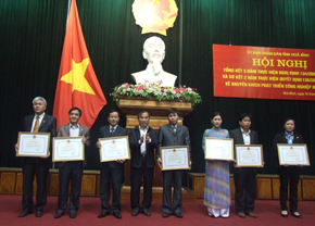 Đồng chí Quách Thế Hùng, PCT UBND tỉnh trao bằng khen của UBND tỉnh cho các tập thể, cá nhân có thành tích trong hoạt động khuyến công.